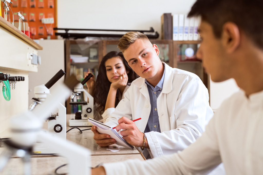 High school student with microscopes in laboratory. Lycée SaintCricq